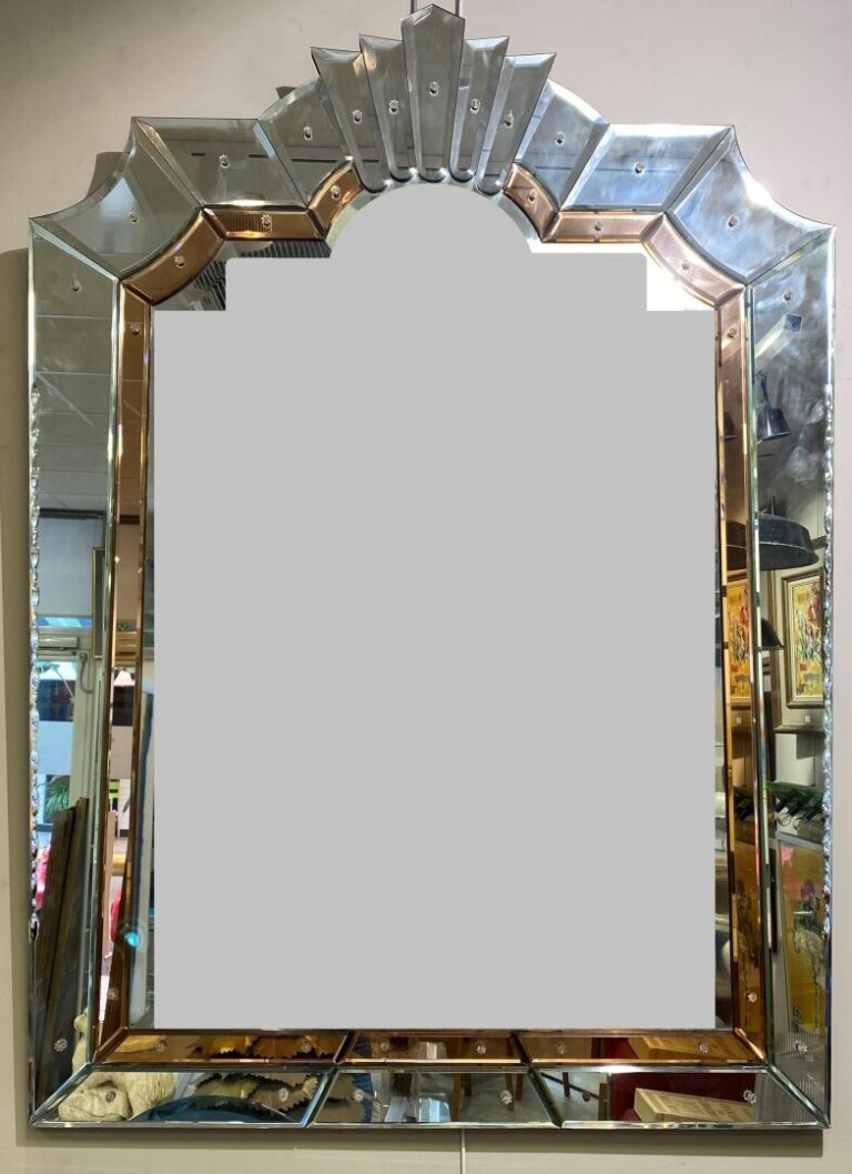 Important miroir vénitien à parecloses en verre biseauté partiellement teinté o…