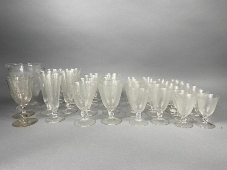 DAUM France - Partie de service de verres en cristal à décor rainuré de fielts…