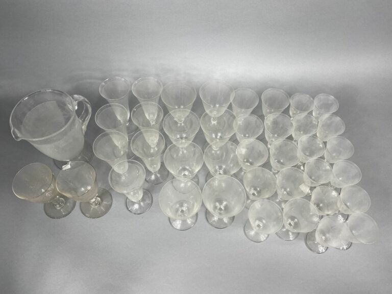 DAUM France - Partie de service de verres en cristal à décor rainuré de fielts…