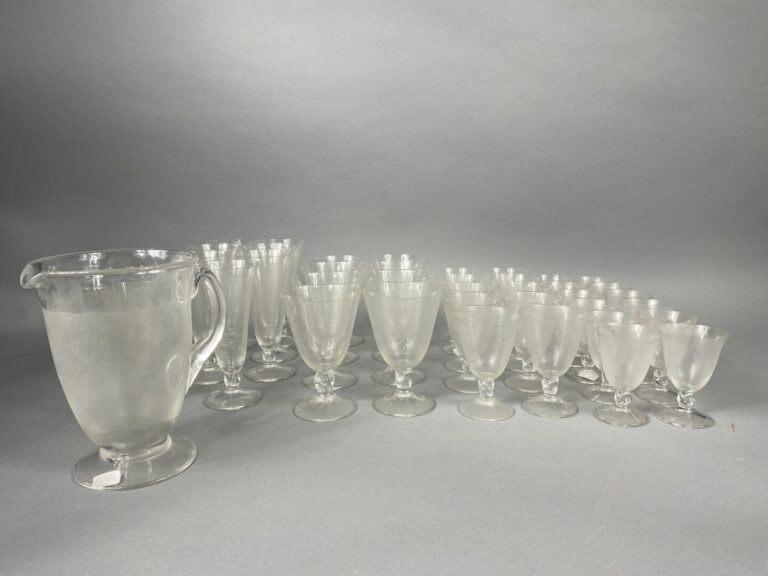 DAUM France - Partie de service de verres en cristal à décor rainuré de fielts…
