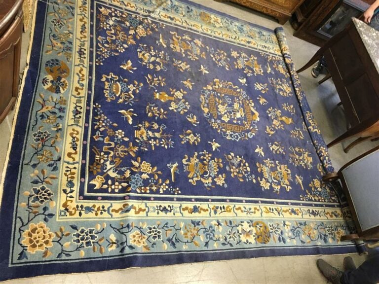Grand tapis chinois à fond bleu.