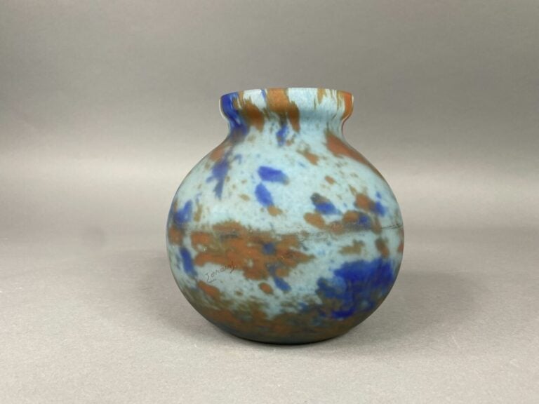 LORRAIN - Vase boule à col évasé en verre marmoréen - H : 15 cm - (egrenures)…