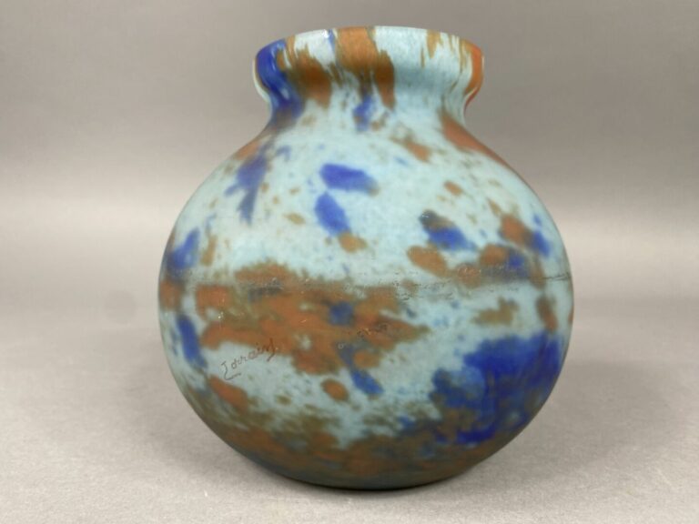LORRAIN - Vase boule à col évasé en verre marmoréen - H : 15 cm - (egrenures)…
