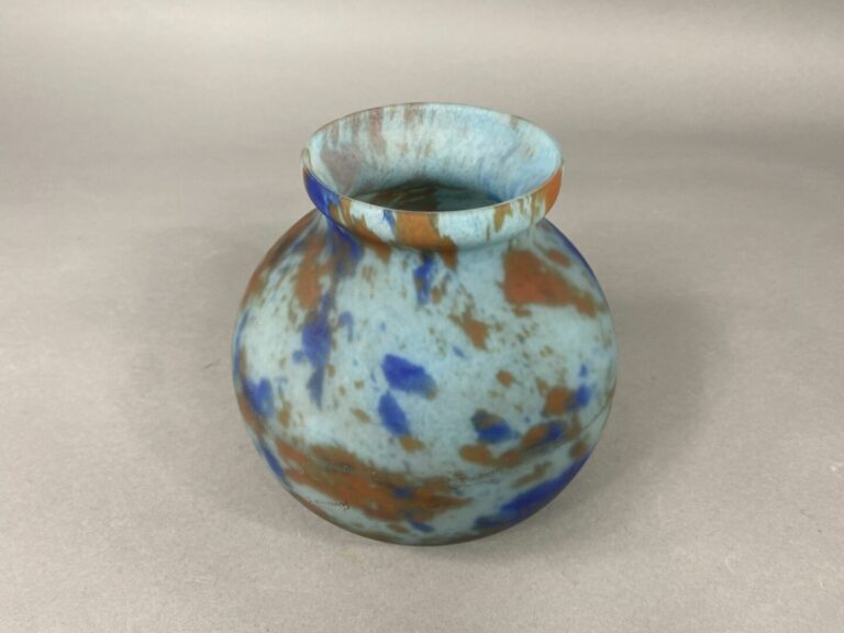 LORRAIN - Vase boule à col évasé en verre marmoréen - H : 15 cm - (egrenures)…