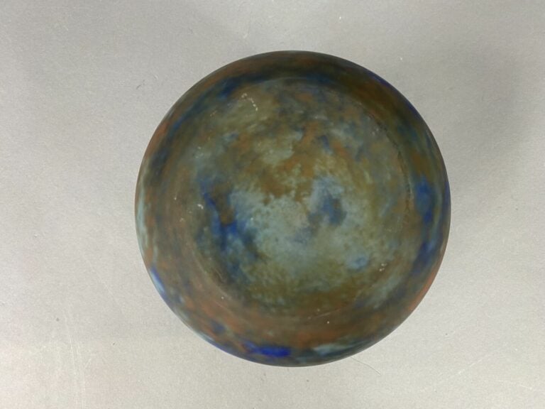 LORRAIN - Vase boule à col évasé en verre marmoréen - H : 15 cm - (egrenures)…