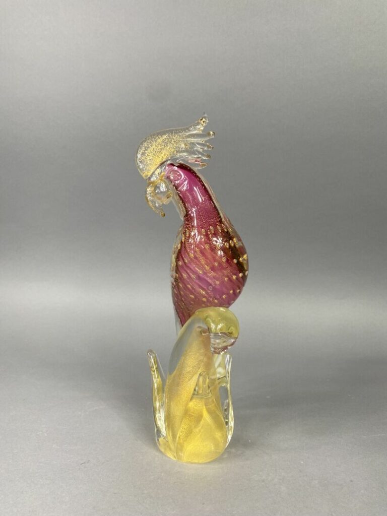 MURANO, moderne - Sujet en verre soufflé figurant un perroquet branché à décor…