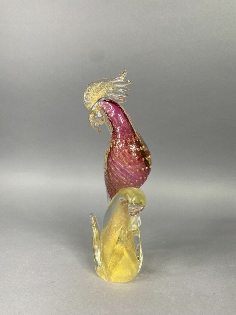 MURANO, moderne - Sujet en verre soufflé figurant un perroquet branché à décor…