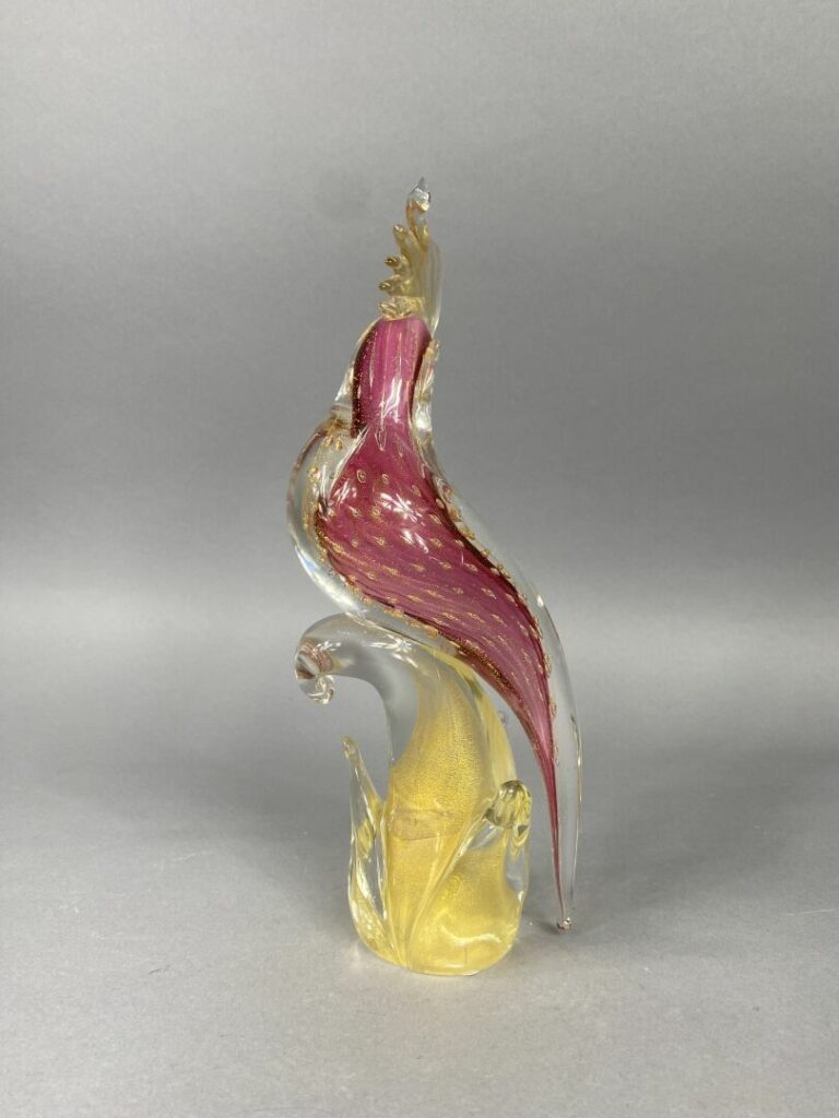 MURANO, moderne - Sujet en verre soufflé figurant un perroquet branché à décor…