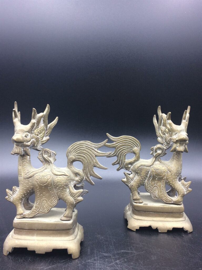 Lot de deux bronzes représentant des dragons de profil. - Travail asiatique du…