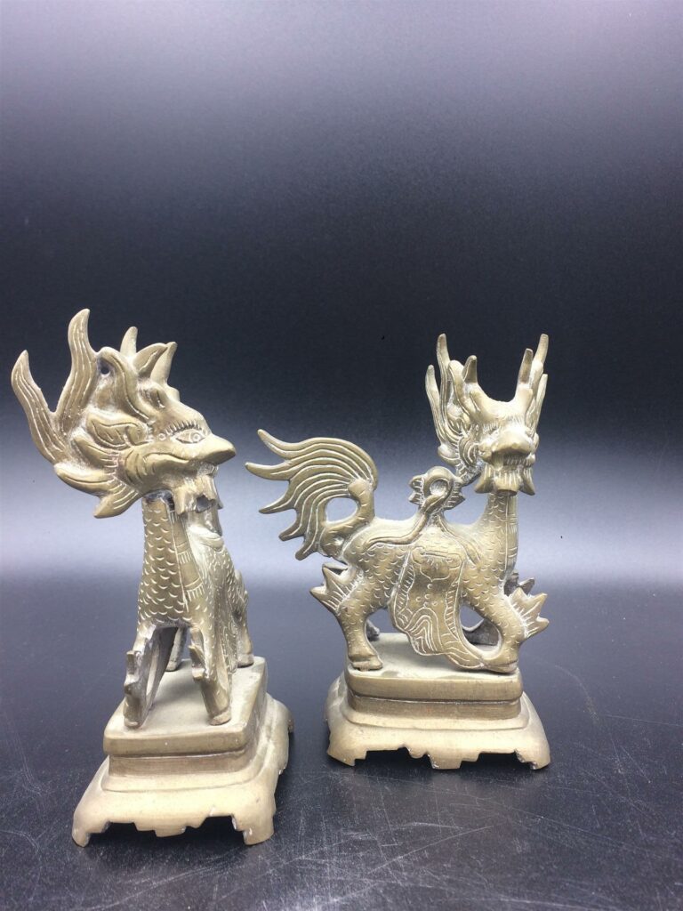 Lot de deux bronzes représentant des dragons de profil. - Travail asiatique du…