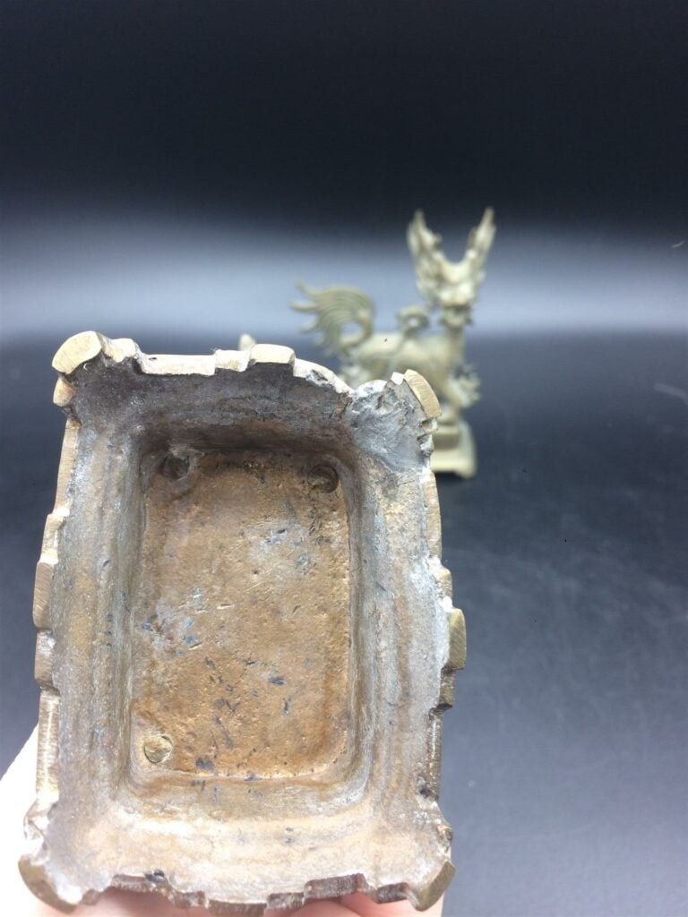 Lot de deux bronzes représentant des dragons de profil. - Travail asiatique du…