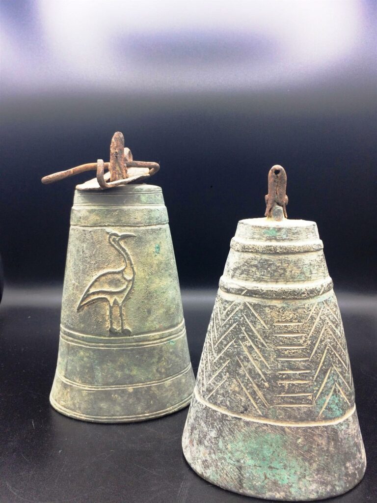 Lot de deux cloches en bronze à décor d'ibis pour l'une et décor géométrique po…