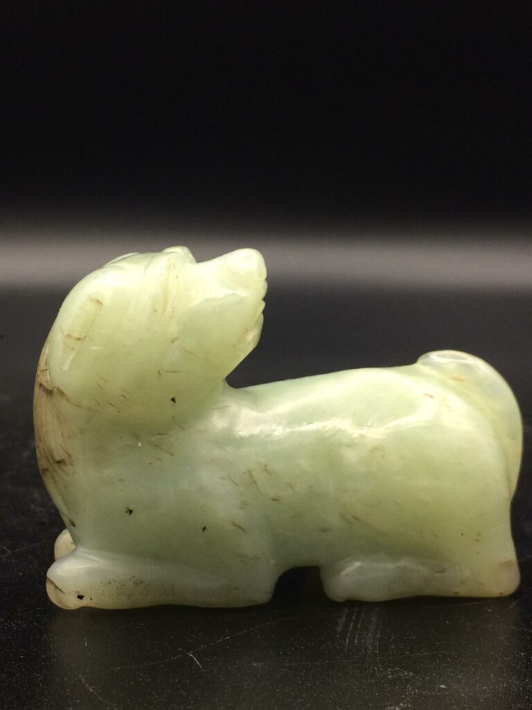 Petite sculpture en pierre dure représentant un animal couché. - Longueur: 7 cm…