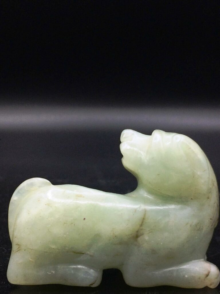 Petite sculpture en pierre dure représentant un animal couché. - Longueur: 7 cm…