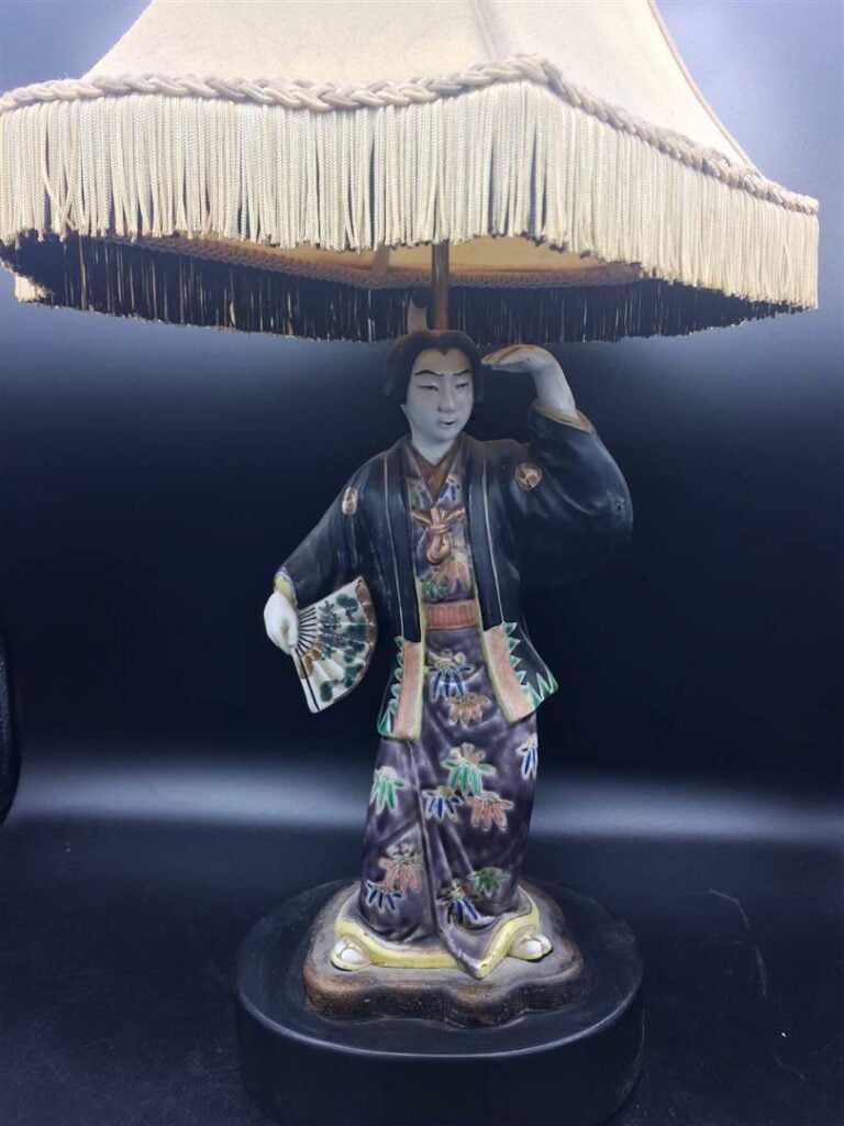 AR - Sujet en porcelaine à décor polychrome représentant un homme tenant un éve…