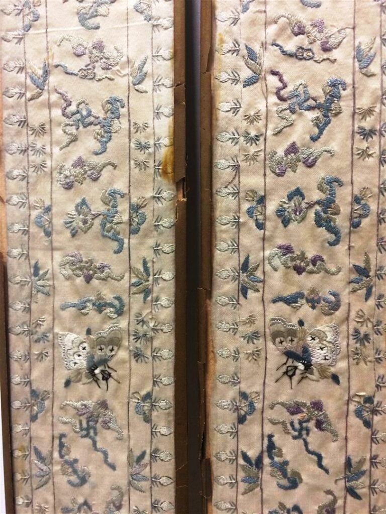 Lot de deux soieries asiatiques à décor brodé de chauves-souris et papillons. -…