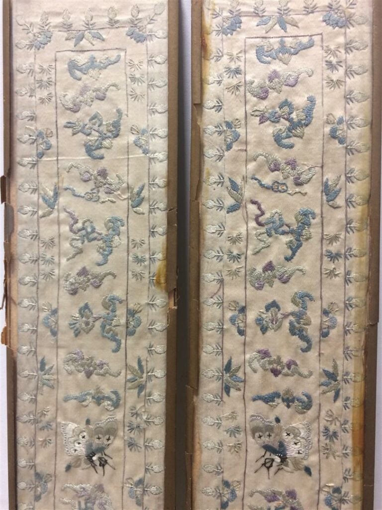 Lot de deux soieries asiatiques à décor brodé de chauves-souris et papillons. -…