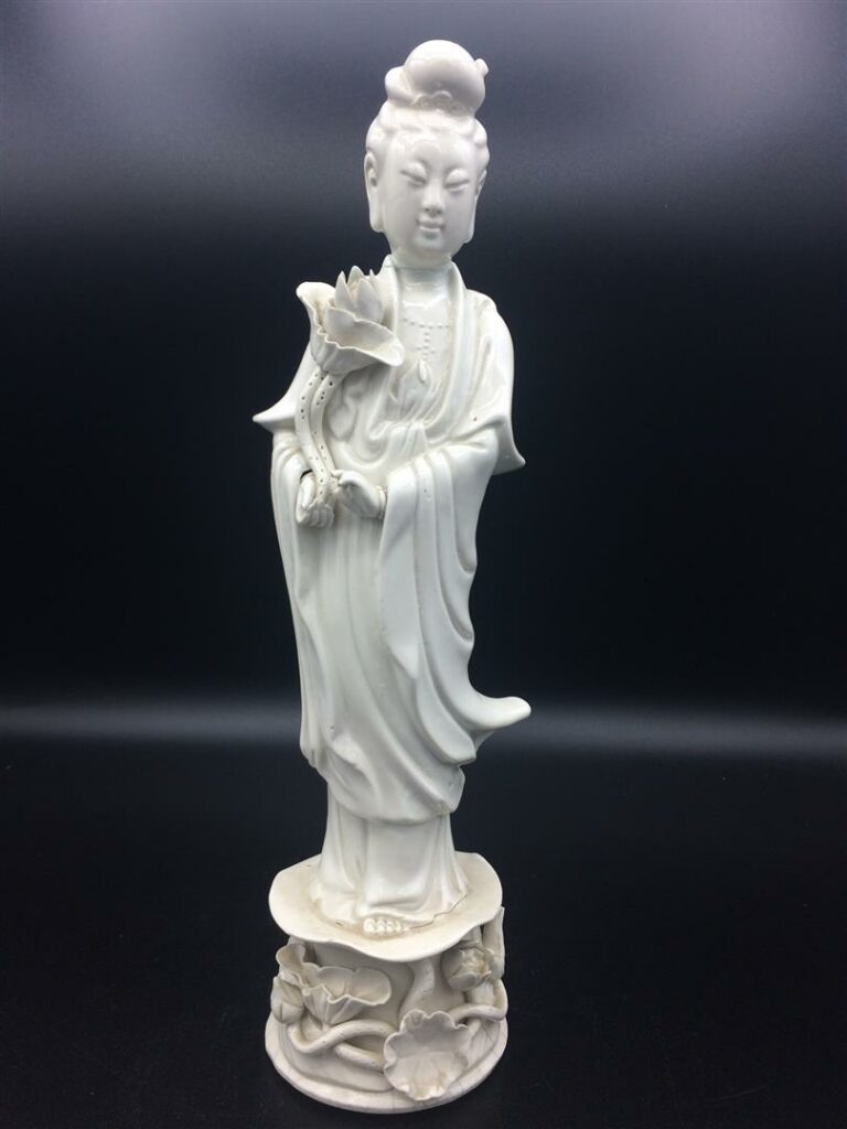 Sujet en porcelaine blanc de chine représentant la déesse Guanyin (accident sur…