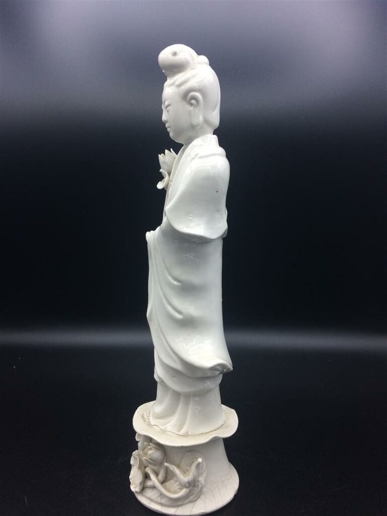 Sujet en porcelaine blanc de chine représentant la déesse Guanyin (accident sur…