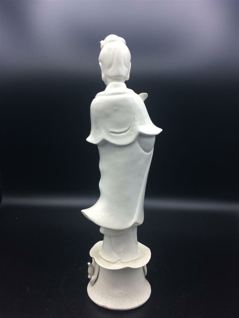 Sujet en porcelaine blanc de chine représentant la déesse Guanyin (accident sur…
