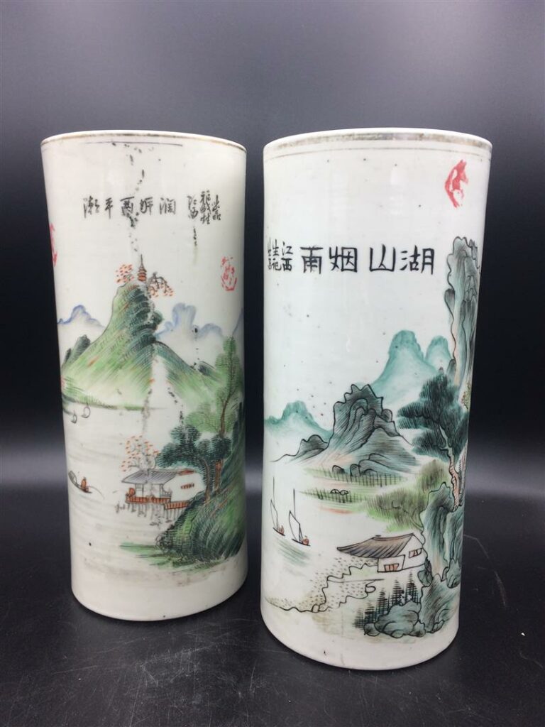 Paire de vases de forme rouleau à décor de paysages de lacs et montagnes (un ac…