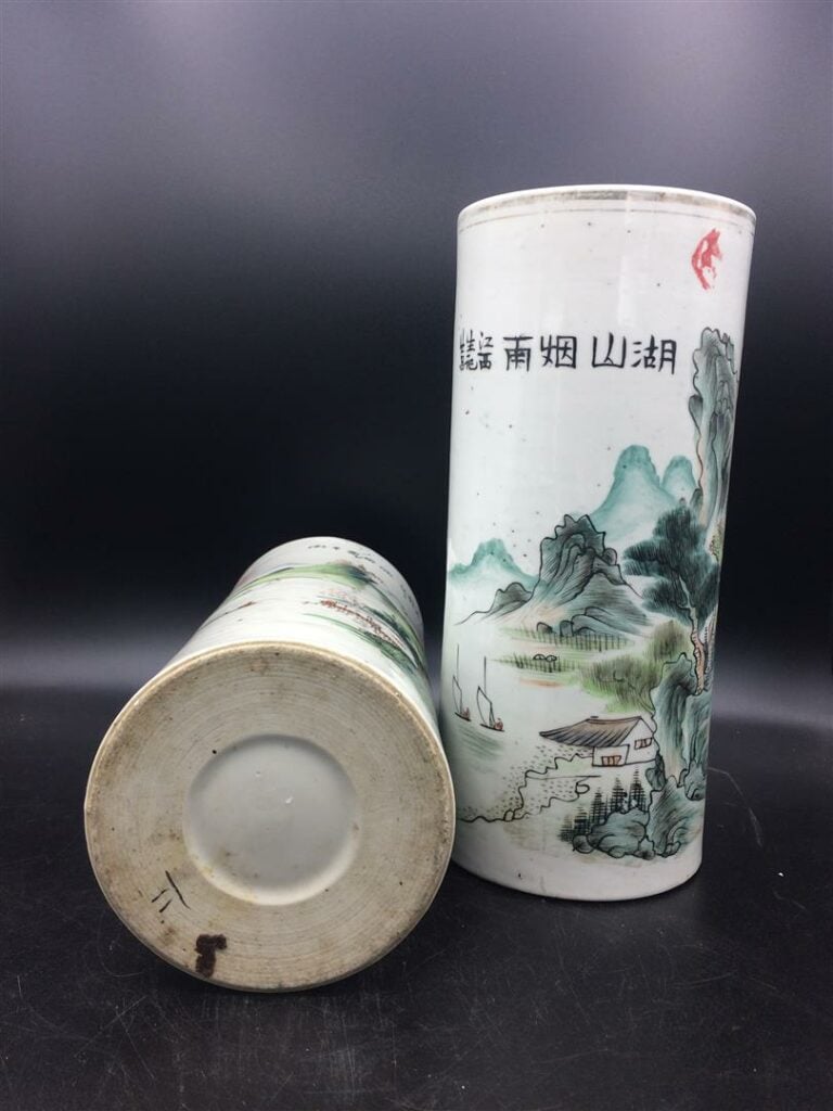Paire de vases de forme rouleau à décor de paysages de lacs et montagnes (un ac…