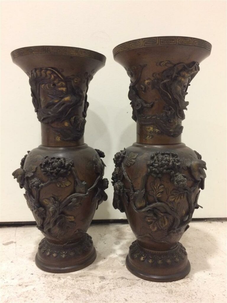 Paire de vases chinois en bronze à patine brune, à décor de dragons en applicat…