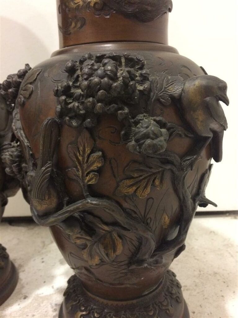 Paire de vases chinois en bronze à patine brune, à décor de dragons en applicat…