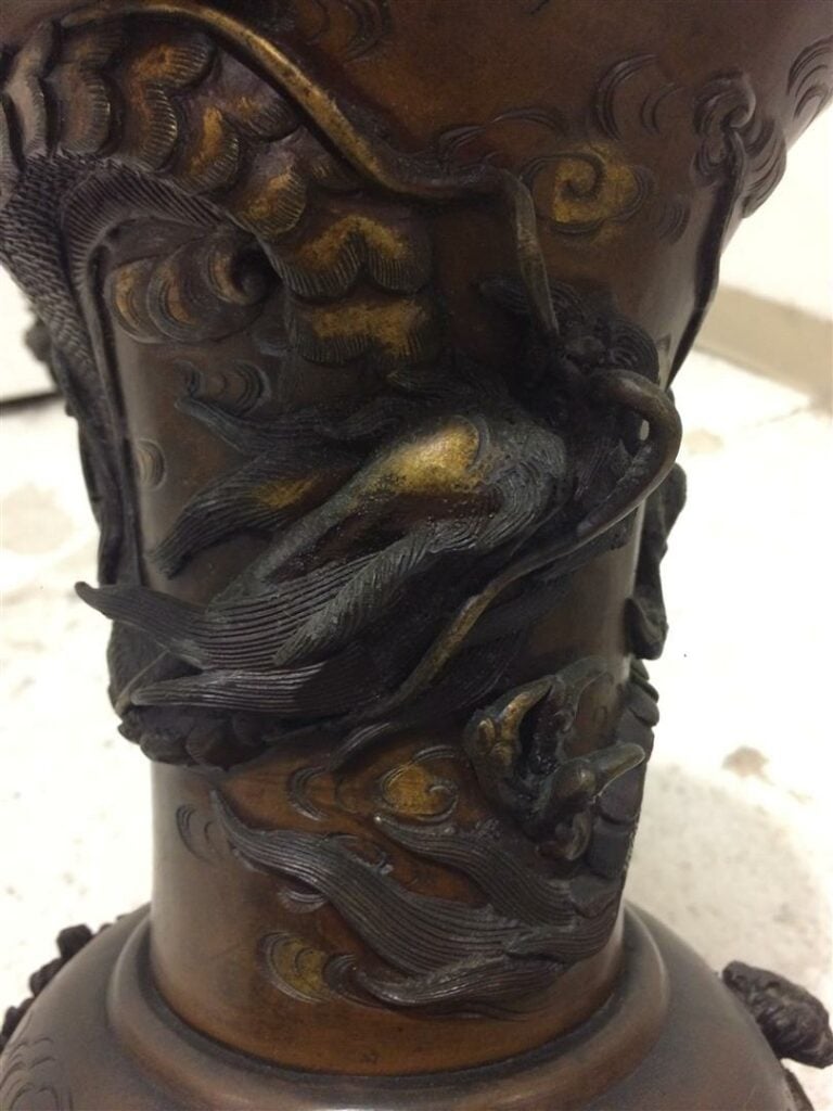 Paire de vases chinois en bronze à patine brune, à décor de dragons en applicat…