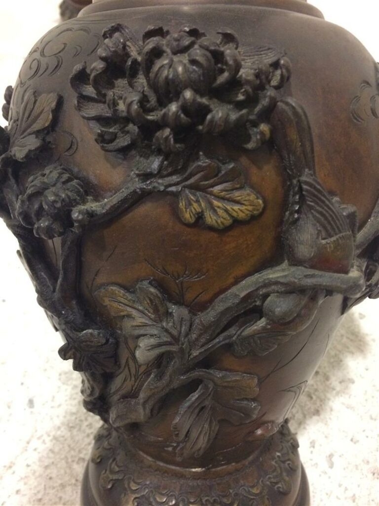 Paire de vases chinois en bronze à patine brune, à décor de dragons en applicat…