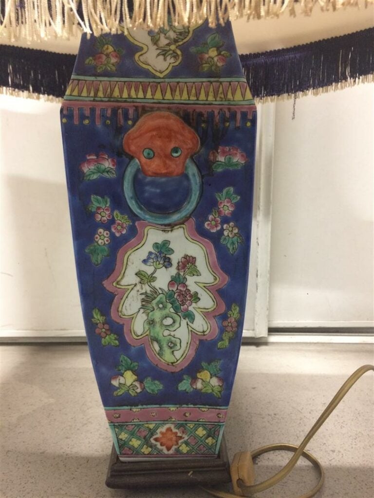 Vase en porcelaine de forme balustre à section quadrangulaire, à décor de paons…