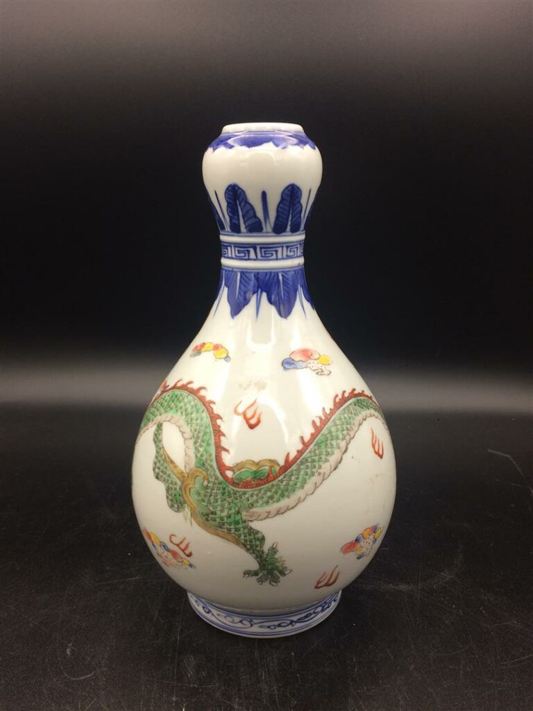 Vase bouteille à col d'oignon en porcelaine représentant un dragon à la perle.…
