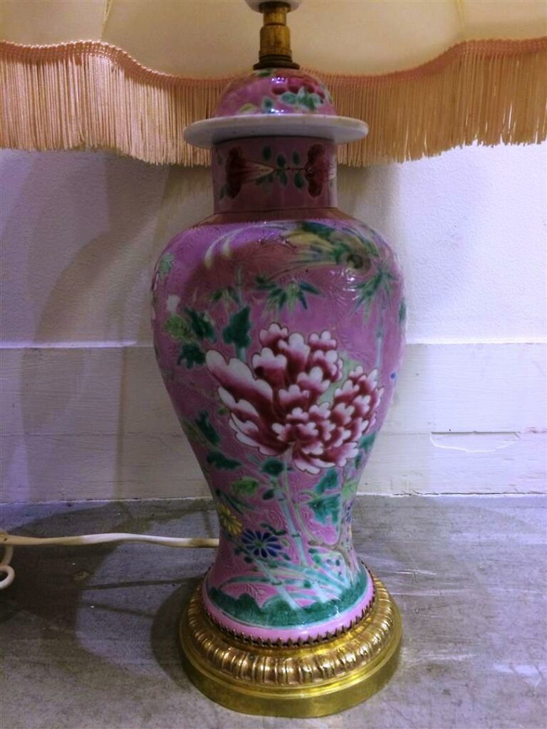 Vase en porcelaine nyonya, à décor en émaux polychromes de fleurs sur fond rose…