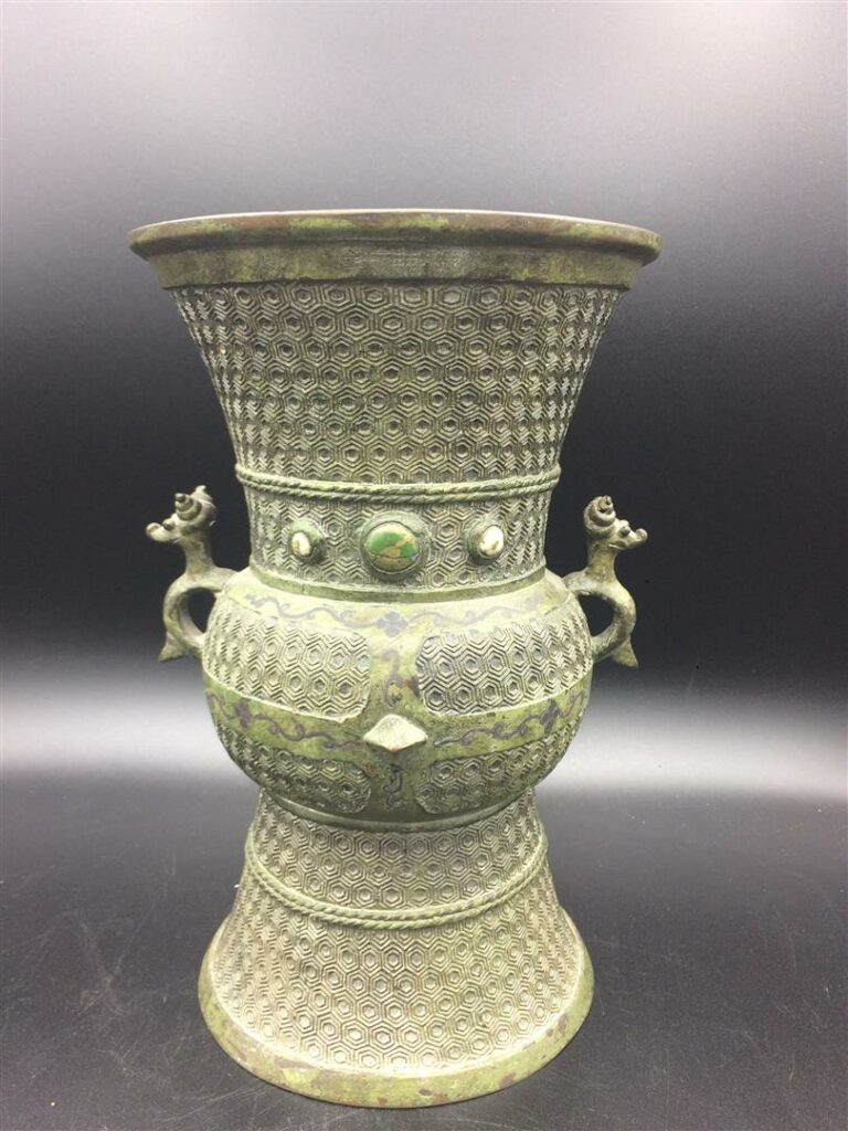 Vase en bronze de forme gu à patine d'oxydaton verte. - Hauteur: 26,5 cm. ; Dia…