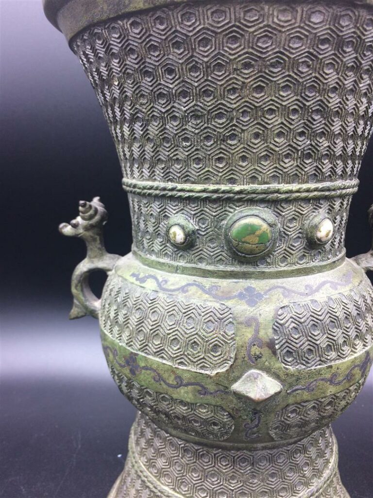 Vase en bronze de forme gu à patine d'oxydaton verte. - Hauteur: 26,5 cm. ; Dia…