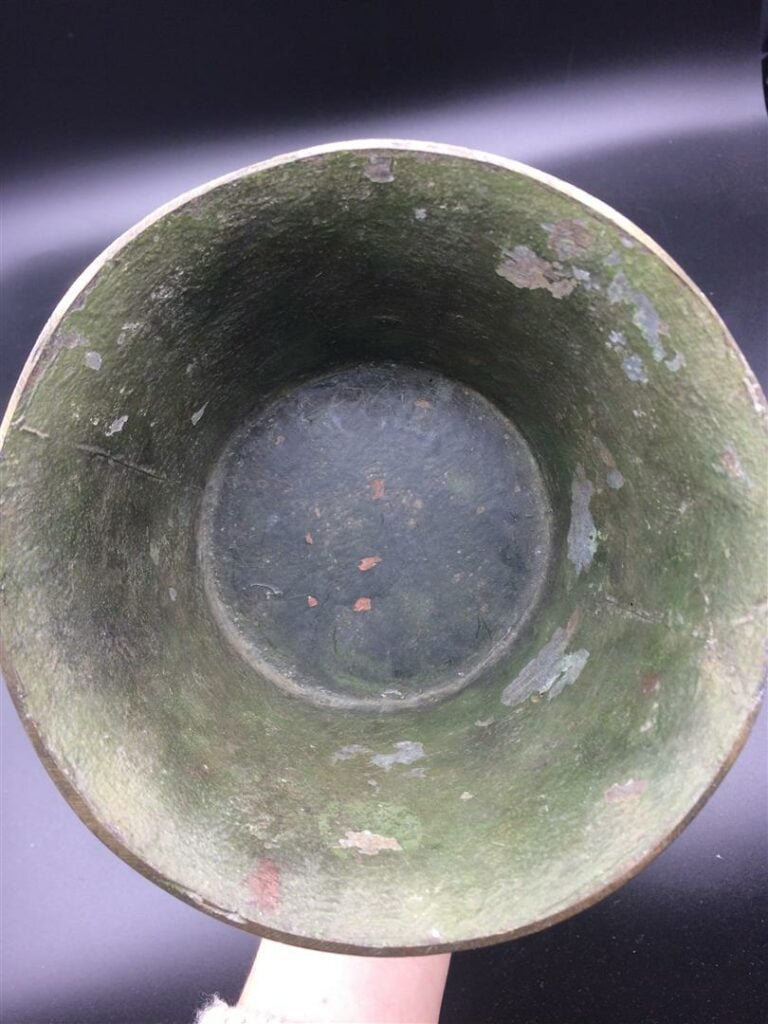 Vase en bronze de forme gu à patine d'oxydaton verte. - Hauteur: 26,5 cm. ; Dia…