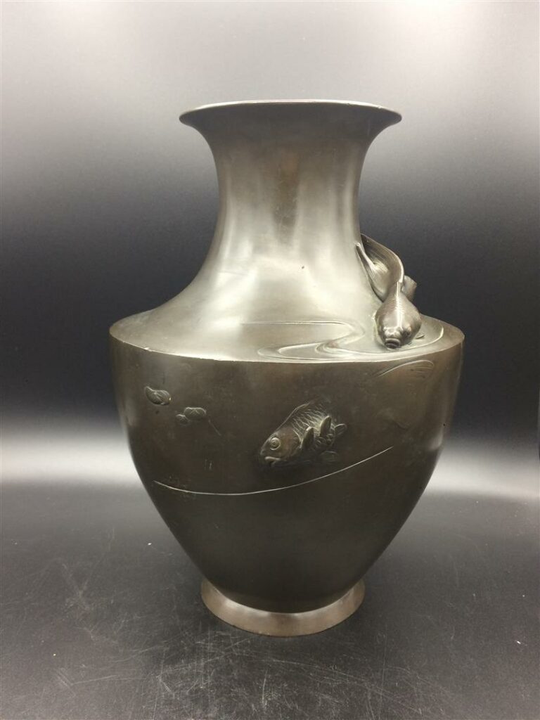 Vase en bronze de forme balustre, à décor en relief de poissons sur et sous l'é…