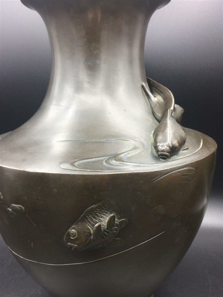 Vase en bronze de forme balustre, à décor en relief de poissons sur et sous l'é…