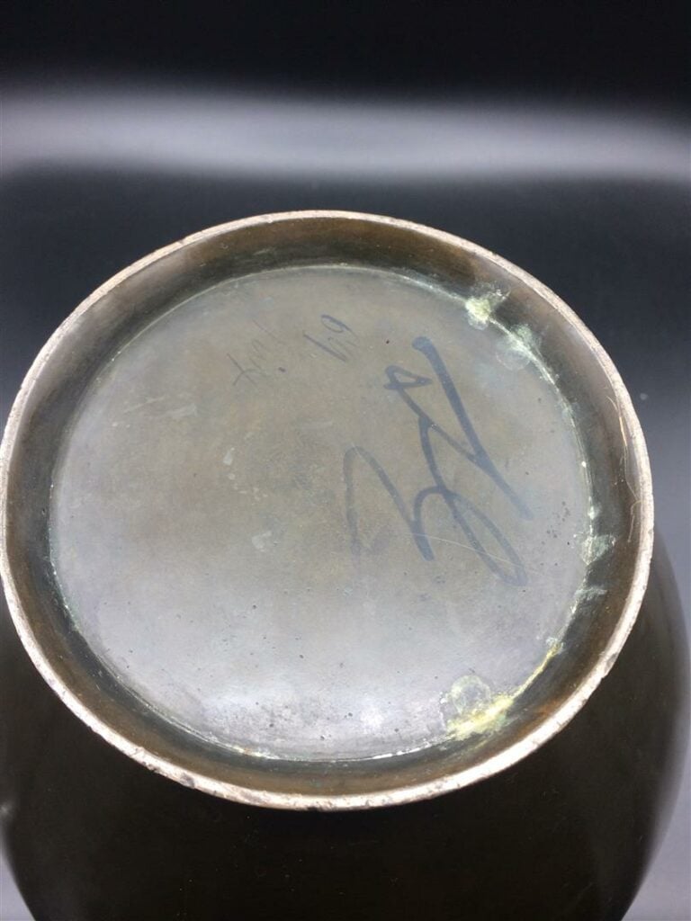 Vase en bronze de forme balustre, à décor en relief de poissons sur et sous l'é…