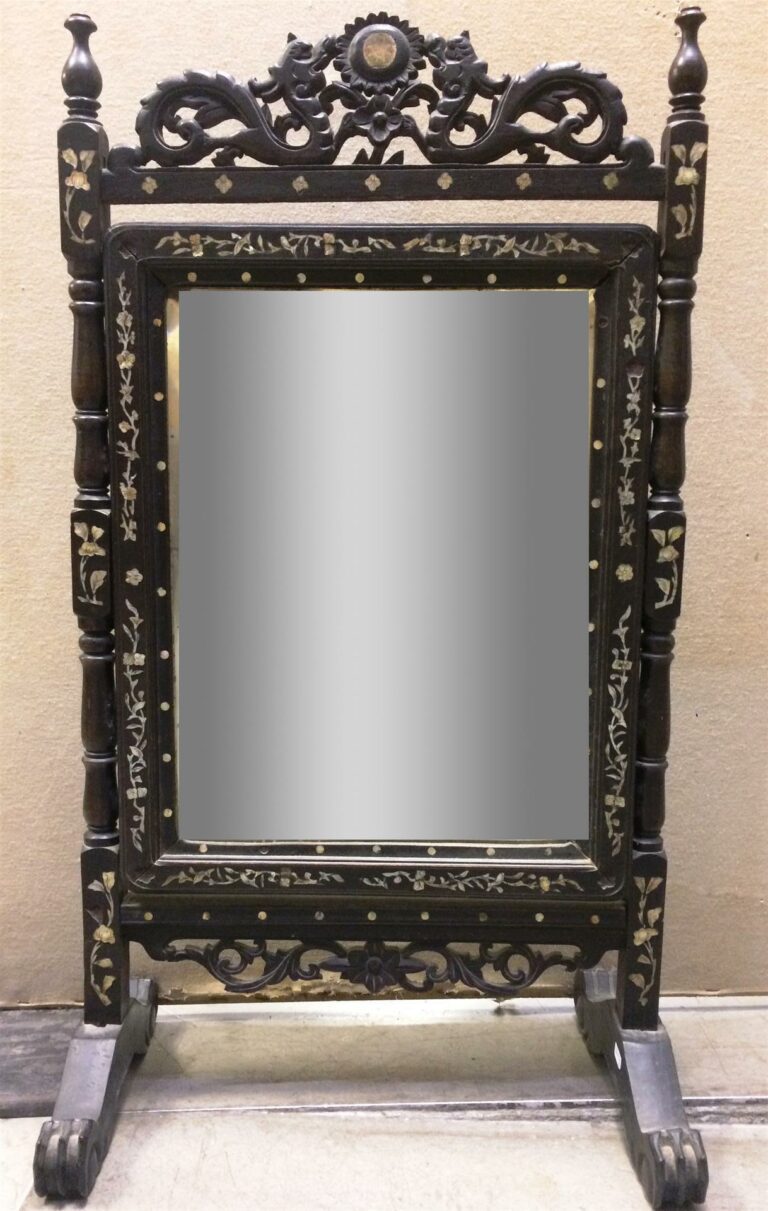 Psyché de table en bois burgauté, le miroir basculant (petit manque en bas à dr…