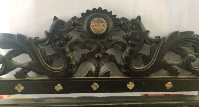 Psyché de table en bois burgauté, le miroir basculant (petit manque en bas à dr…