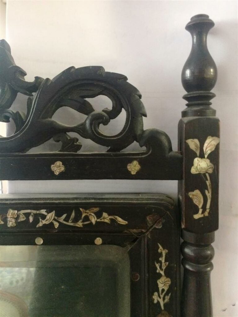 Psyché de table en bois burgauté, le miroir basculant (petit manque en bas à dr…