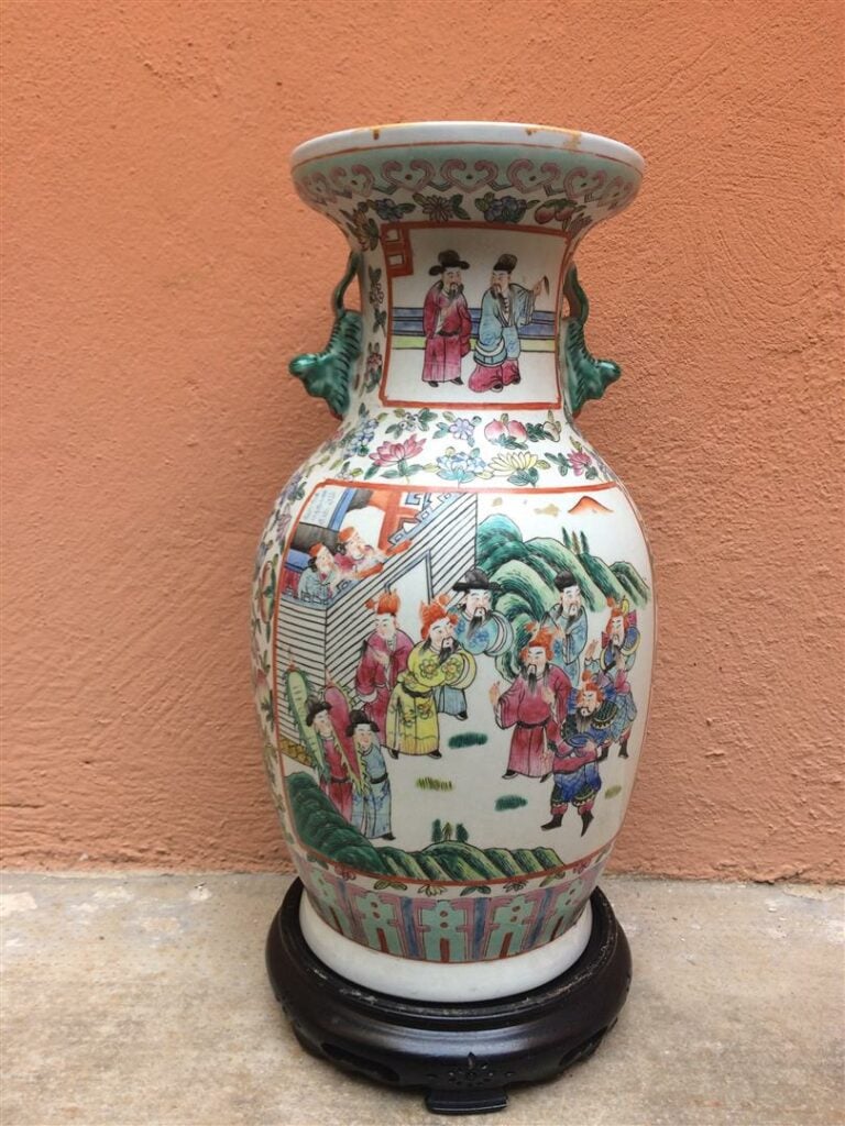 Vase de forme balustre à décor en émaux polychormes dans le goût de Canton, rep…