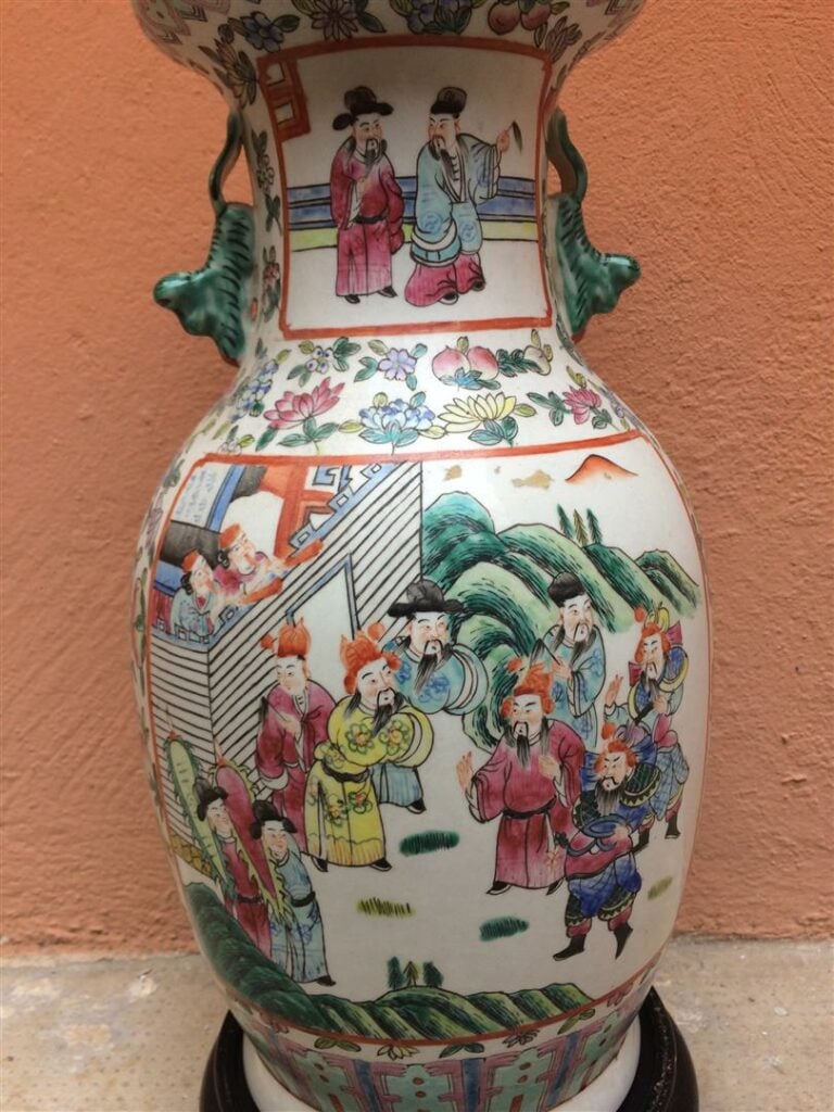 Vase de forme balustre à décor en émaux polychormes dans le goût de Canton, rep…