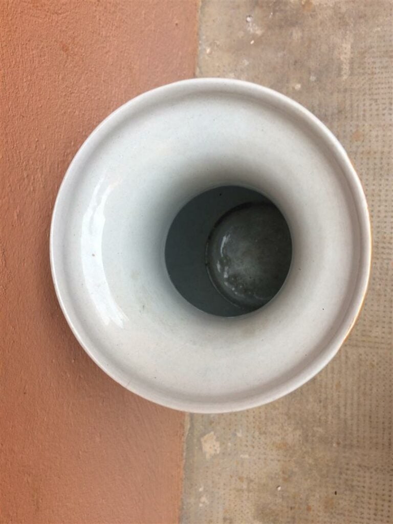 Vase de forme balustre à décor en émaux polychormes dans le goût de Canton, rep…