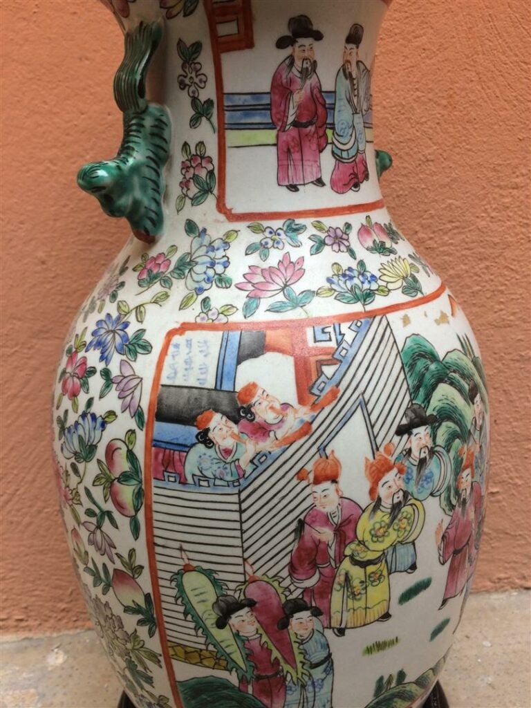 Vase de forme balustre à décor en émaux polychormes dans le goût de Canton, rep…