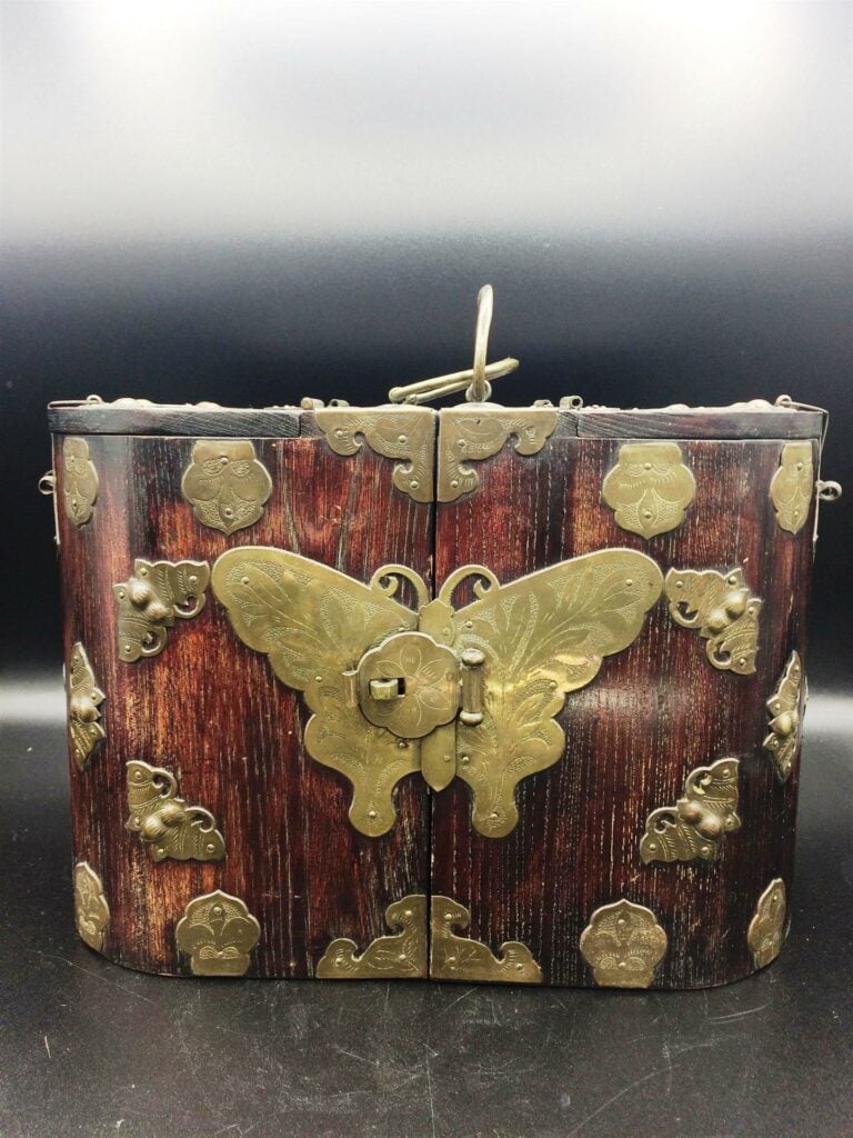 Boite multi-tiroirs en bois et bronze à décor de papillons - (rayures) - H: 20…