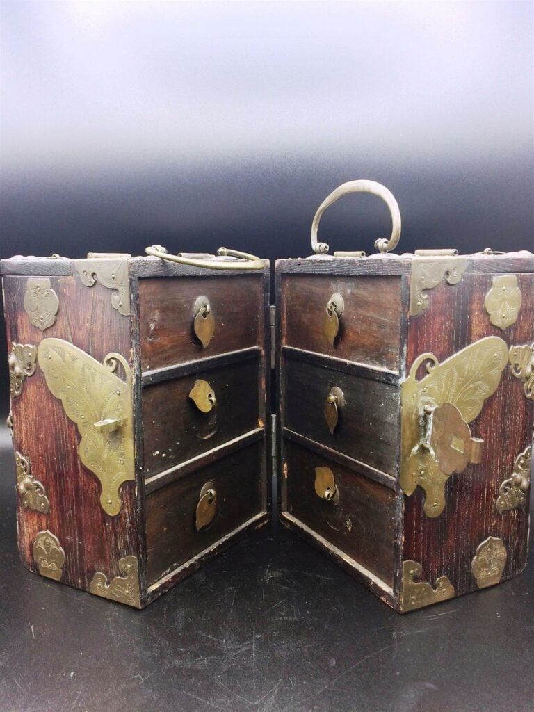Boite multi-tiroirs en bois et bronze à décor de papillons - (rayures) - H: 20…