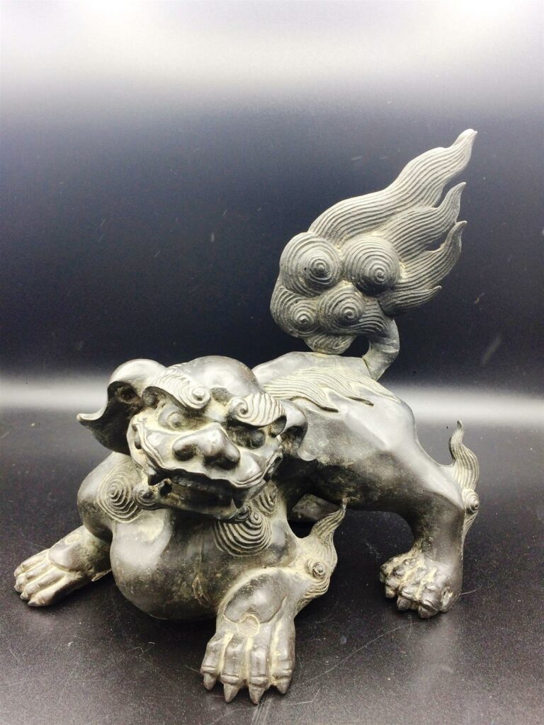 Statuette en bronze représentant un chien de Fô. - Travail asiatique. - Hauteur…
