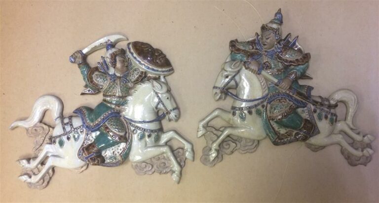 Paire de plaques décoratives en grès émaillé représentant des cavaliers chargea…